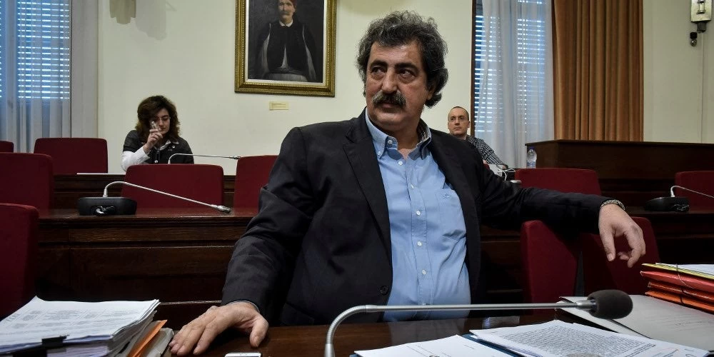 O Πολάκης υποχρεώθηκε να ομολογήσει για τον διοικητή με τα 4 πλαστά πτυχία – Καμία κουβέντα για τις ευθύνες του